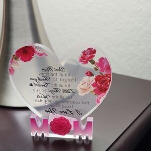 Heart-Shaped Acrylic Mom Plaque with Pink Floral Design